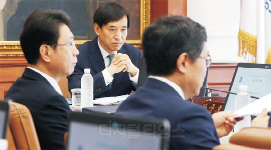 이주열 한국은행 총재가 9일 오전 서울 중구 한국은행에서 열린 금융통화위원회 본회의에서 생각에 잠겨있다. 이날 한은 금융통화위원회는 연 1.50%의 기준금리를 0.25%포인트 인하한 1.25%로 결정했다. 김민수기자 ultrartist@